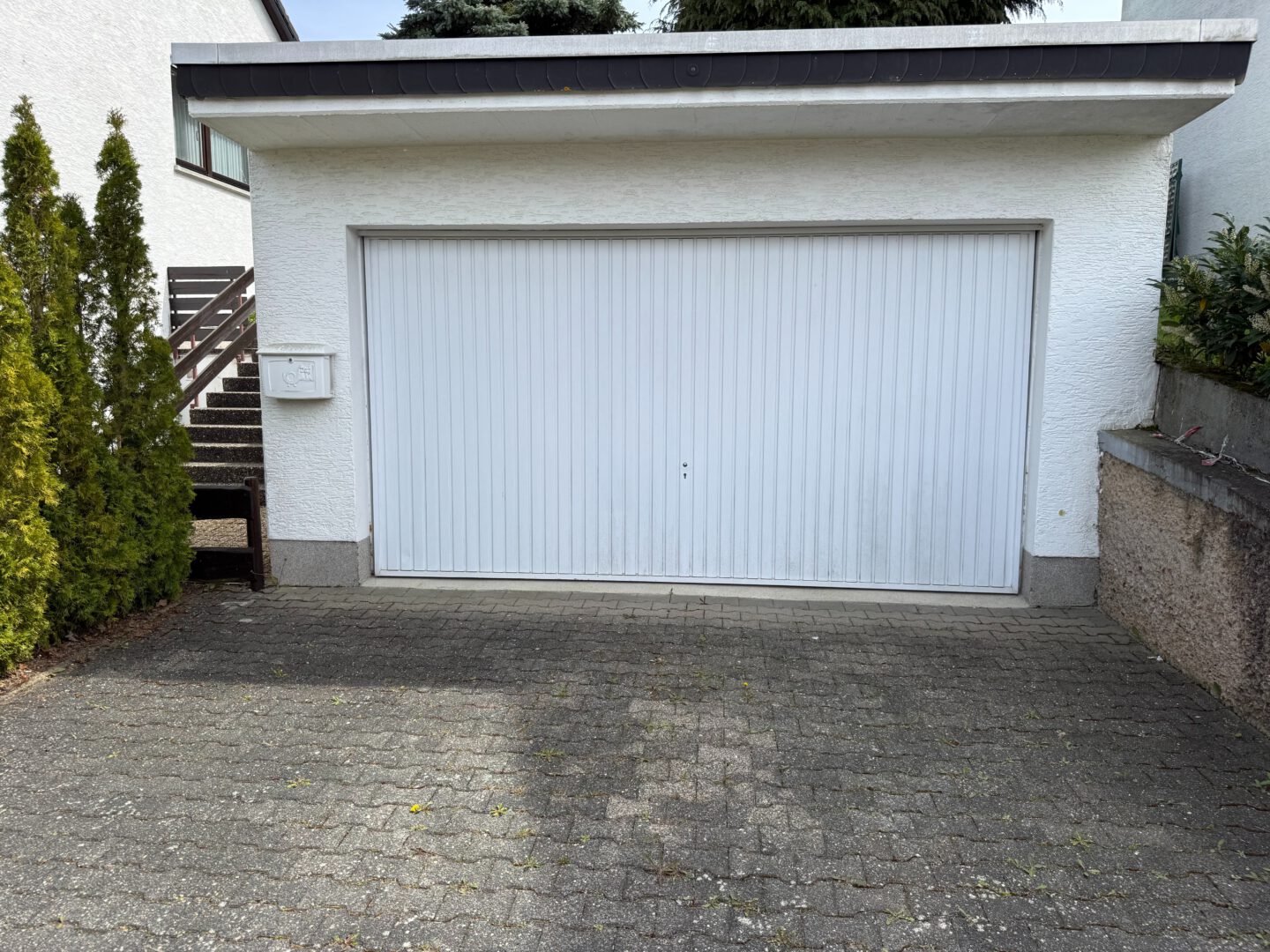 Garage mit Stellplatz